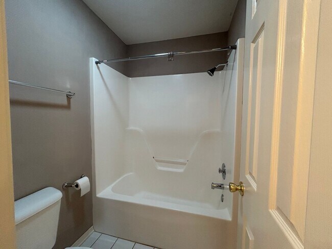 Building Photo - JUST REDUCED!!! 3 Bed / 2 Bath Extremely close to Wedington Exit!