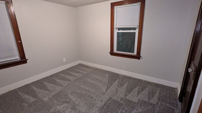 Building Photo - Charming 3-bedroom, 1-bathroom home located in the vibrant city of Akron