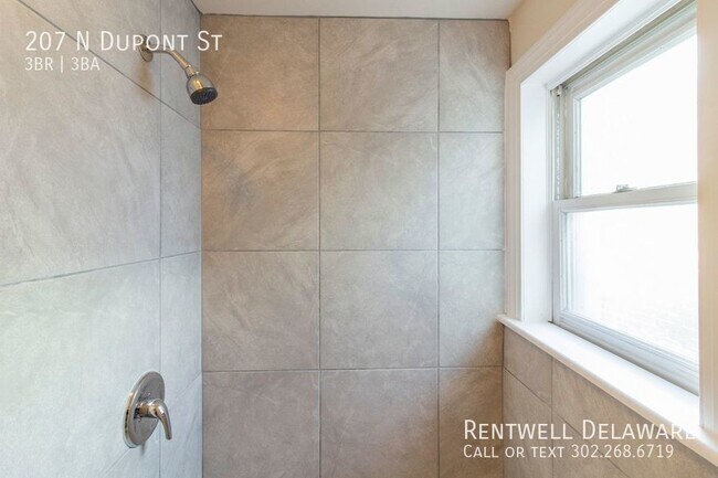 Building Photo - GORGEOUS TOWNHOME