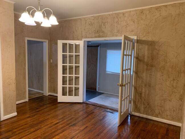 Building Photo - 3 bedroom, one bathroom home located in Jo...