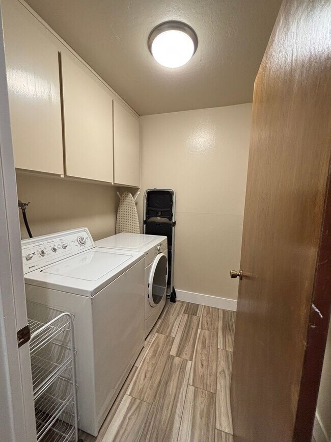 Building Photo - STUNNING NEWLY REMODELED CONDO WITH POOL &...