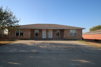 Building Photo - Check Me Out!