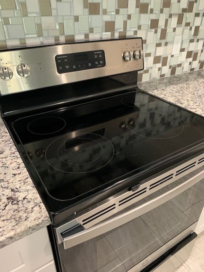 Building Photo - 8 Llosee Ct