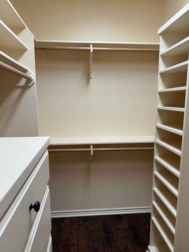 Building Photo - College Station - 3 bedroom 2 bath- 2 car garage - fenced in back yard home in Castlegate