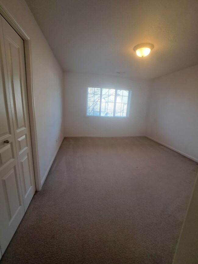 Building Photo - 5 / 6 Bedroom 3 full bath - 3 car garage -...