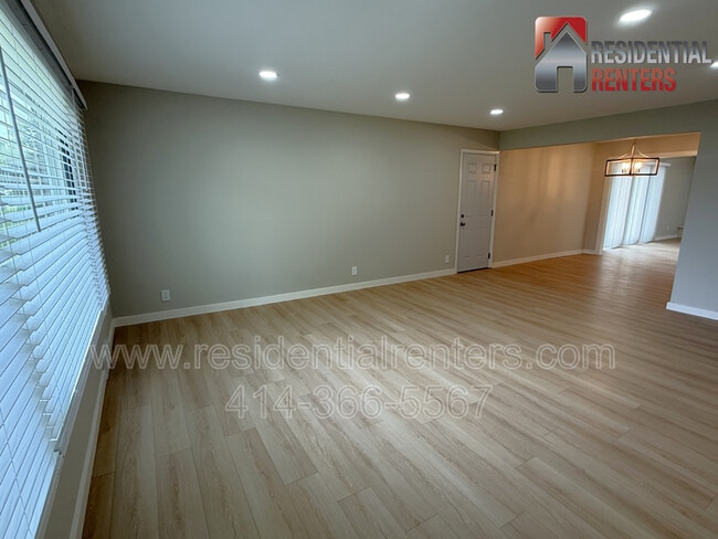 Building Photo - 205 N 165th St