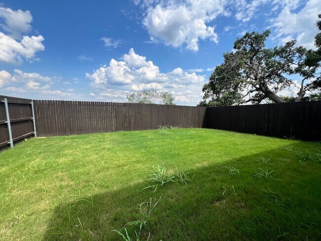 Building Photo - Luxury 4x3 Duplex in Buda, TX!