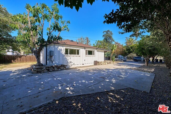 Building Photo - 6443 Columbus Ave