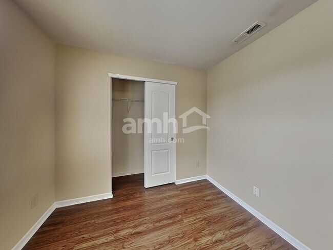 Building Photo - 467 Sedgewick Dr