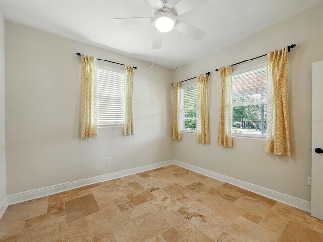 Building Photo - 1426 Crestview Dr