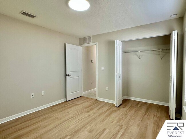 Building Photo - FULLY FENCED 4/3/2 IN DESIRABLE SEMINOLE WOODS