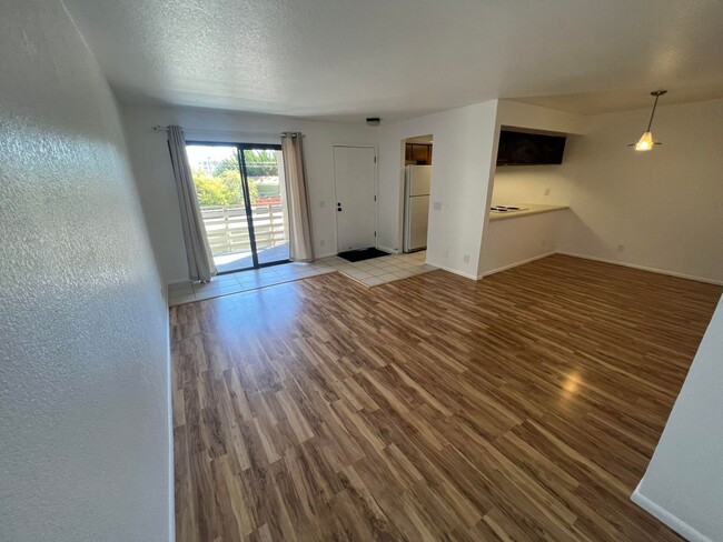 Building Photo - 2Br/1Ba Cute Condo Close to Downtown and H...