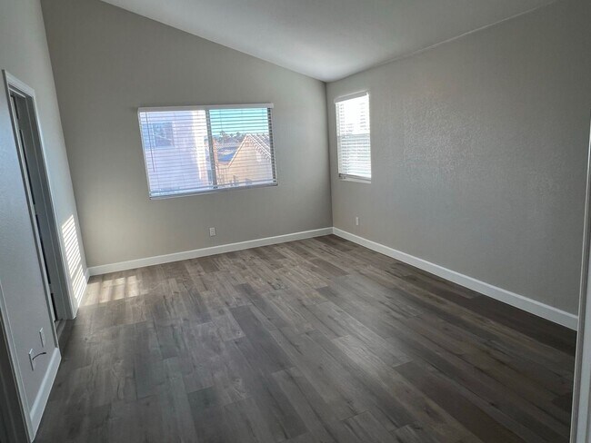 Building Photo - Newly Remodeled - Henderson