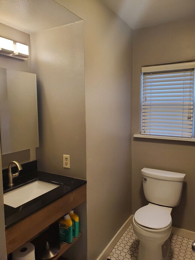 Building Photo - Spacious 3 BR/2 BR Family Home