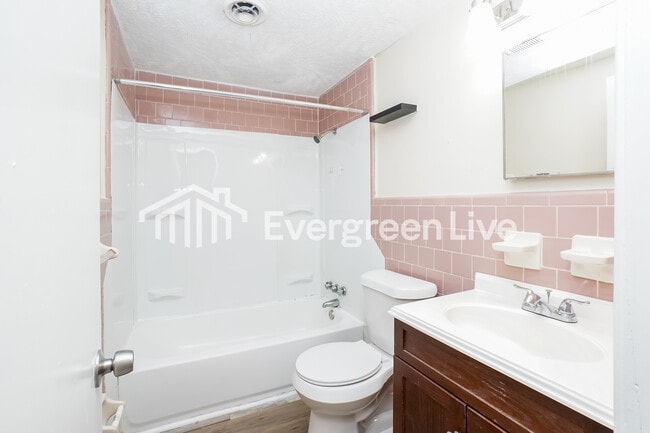 Building Photo - 544 Bellevue St