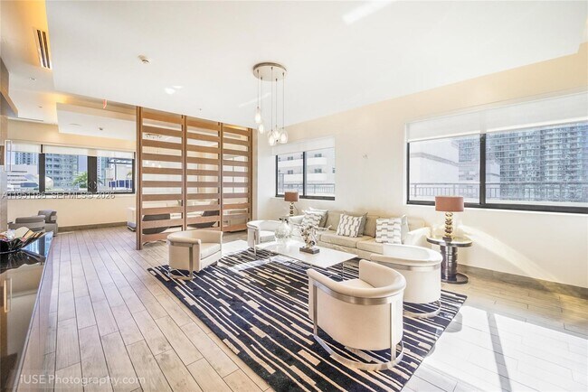 Building Photo - 999 SW 1st Ave