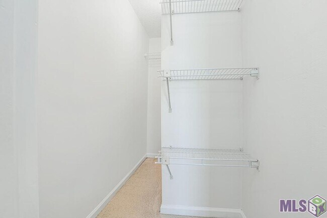 Building Photo - 4625 Parkoaks Dr