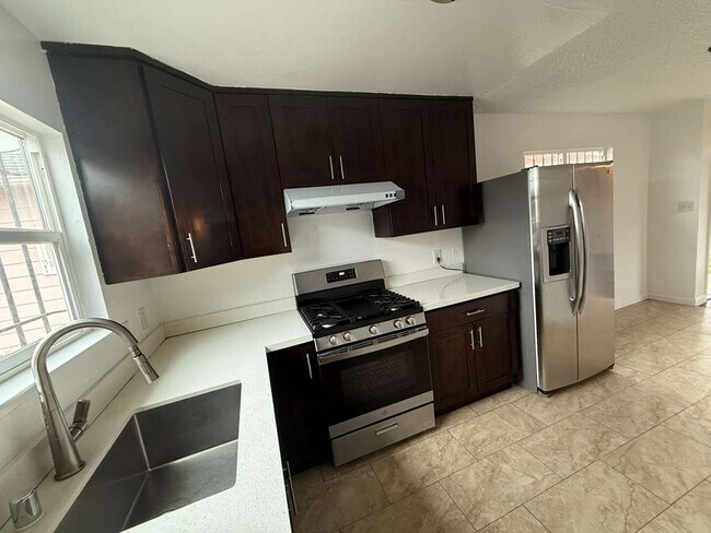 Building Photo - 560 3rd St