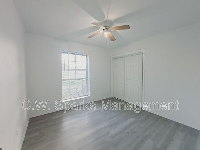 Building Photo - 3517 Hillridge Dr