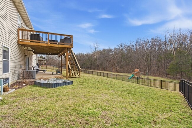 Building Photo - 5 bed/ 3 bath Single Family Home.