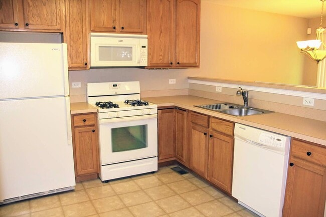 Building Photo - Beautiful Townhome for rent in Lakemoor!
