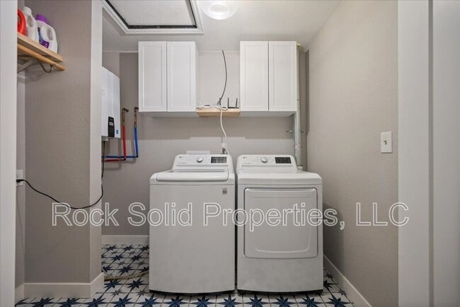 Building Photo - 753 Latigo Loop