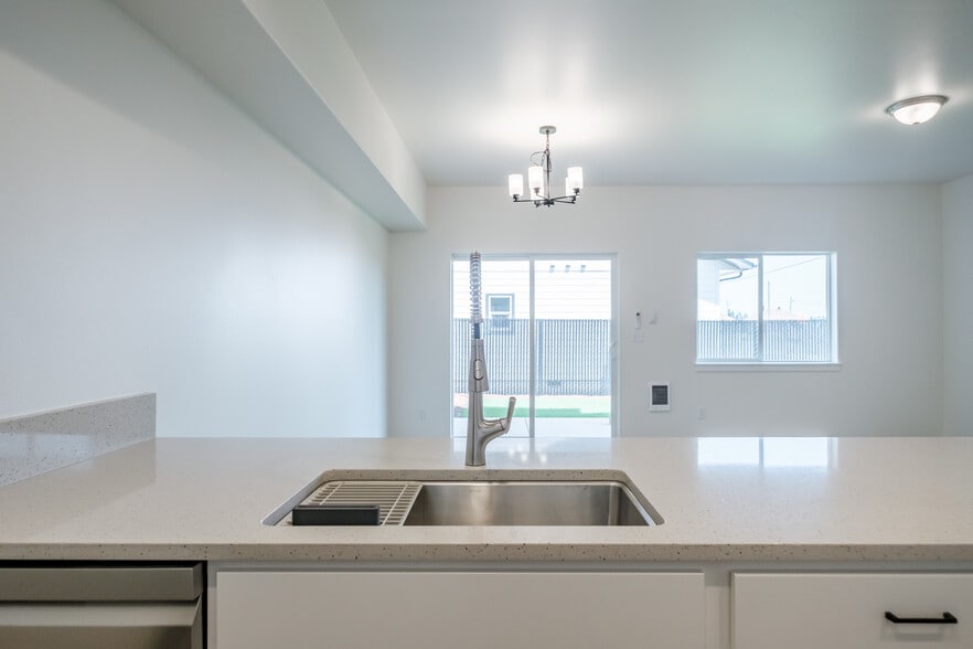 Building Photo - 400 Wagon Wheel Dr