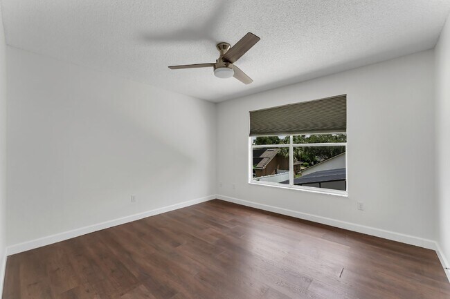Building Photo - Spacious 6-bedroom, 3-bathroom and pool Tu...