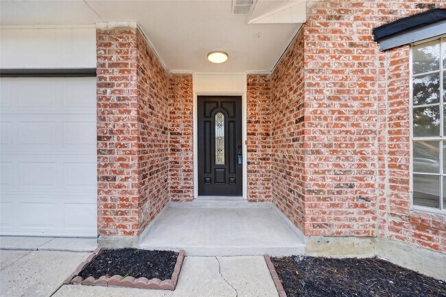 Building Photo - 2426 Woodsdale Blvd