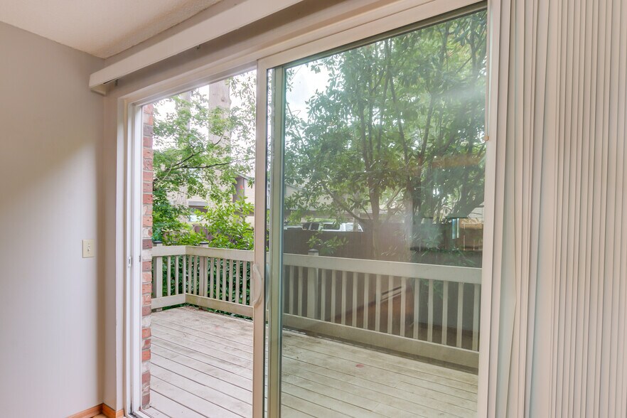 Building Photo - 4050 W Lake Sammamish Pky NE