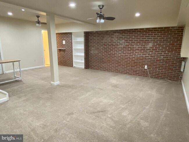 Building Photo - 7432 Pohick Rd