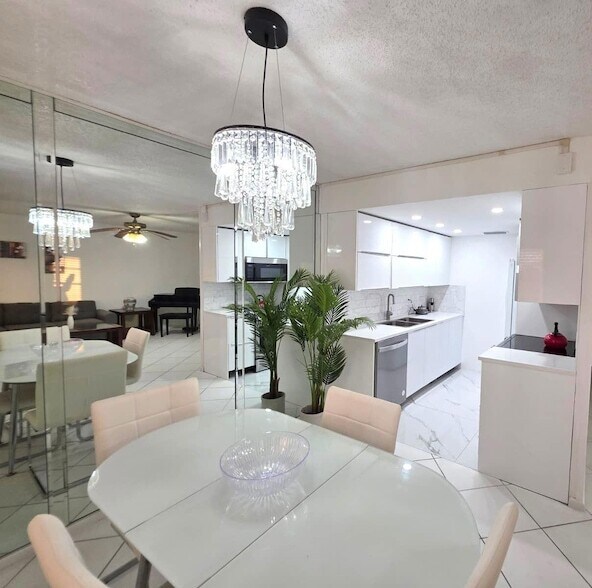 Building Photo - 3028 Harwood D