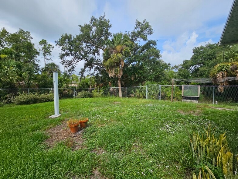 Building Photo - 17497 Clover Ave