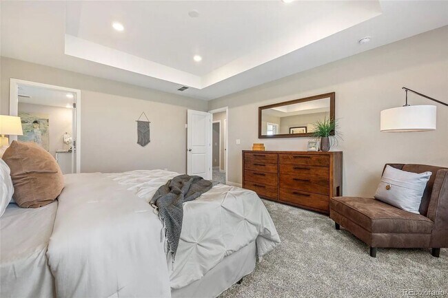 Building Photo - 860 Wildrose Pl