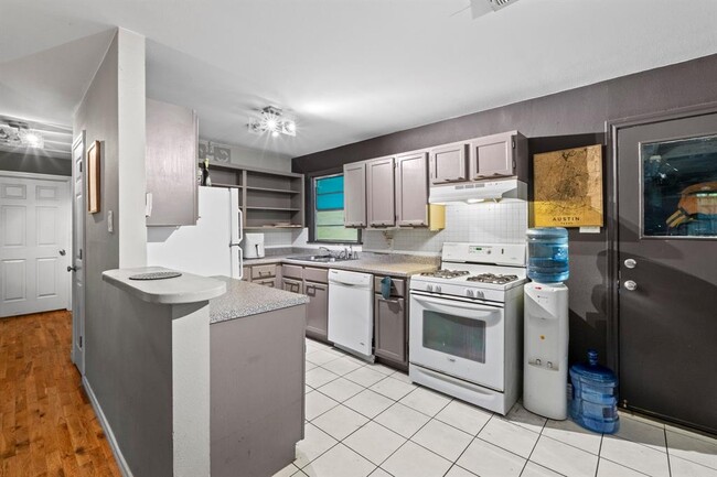 Building Photo - 3000 Fontana Dr