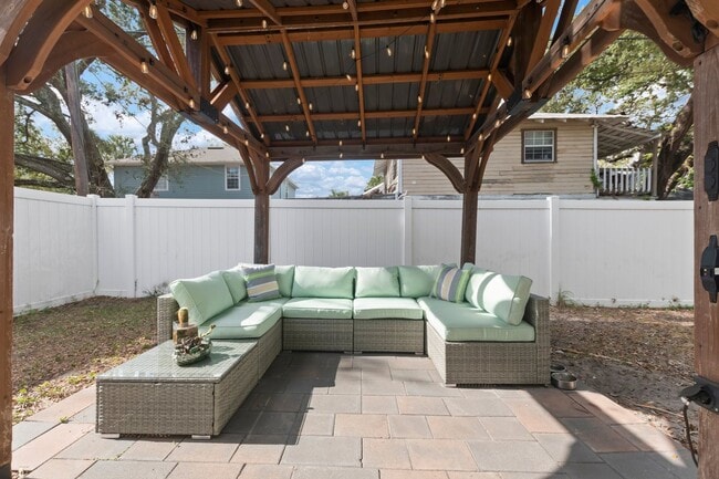 Building Photo - Updated Home in Tampa Heights