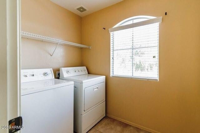 Building Photo - Gorgeous 4 Bed West Phoenix home opposite huge community park ++ New Carpet & New Paint!!