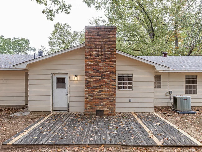 Building Photo - 400 Oakhill Cir