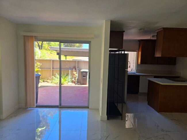 Building Photo - Spacious 3-bed, 2-bath condo is located in the heart of UTC, right on the UCSD bus line! It featu...