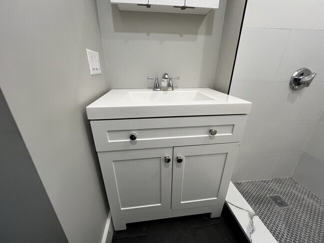 Building Photo - 158 Holland St