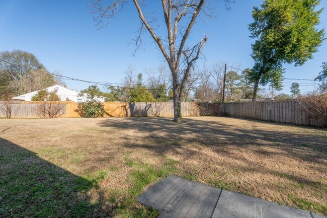 Building Photo - 104 Sharyn Ln