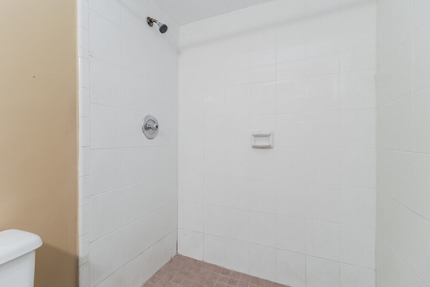 Building Photo - 647 Redwood Dr