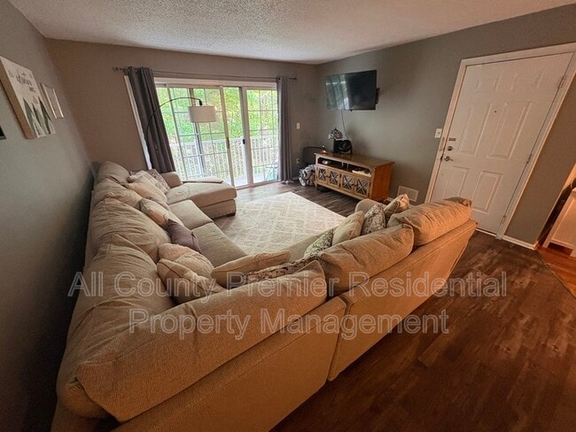 Building Photo - 60 Versailles Ct