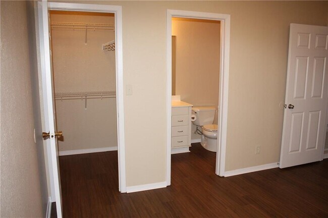 Building Photo - 2208 Katy Ln