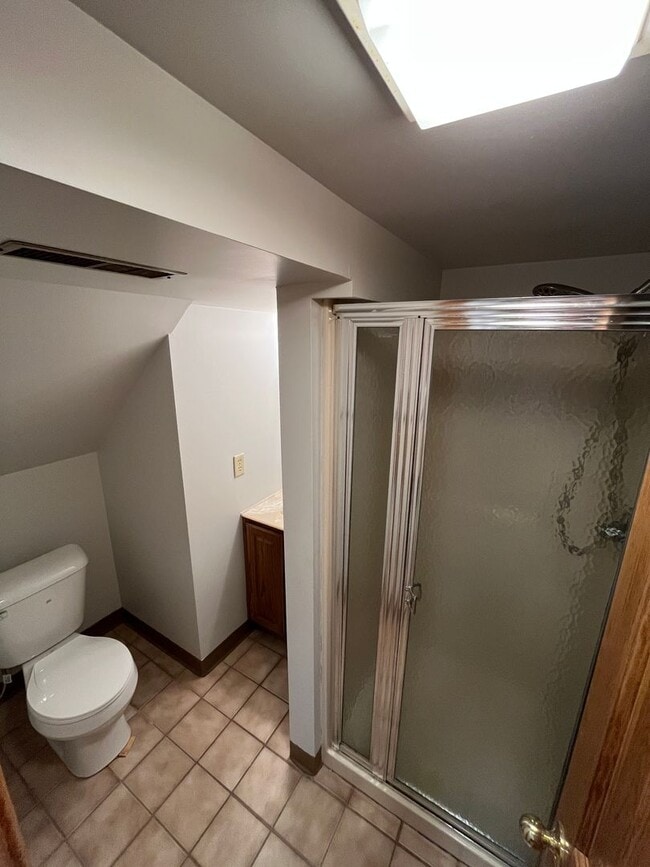 Building Photo - **RIVERFRONT 4-BEDROOM/2-BATH WITH 4-CAR GARAGE, FULL BASEMENT!!**