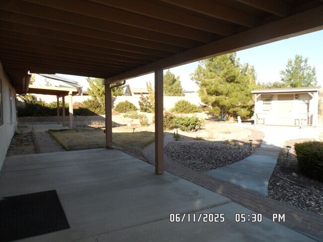 Building Photo - 3 Bedrooms, Den, 2 Bathrooms, 3 Car Garage...
