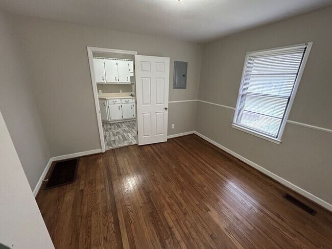 Building Photo - Adorable 3-Bedroom Home with Fenced Backya...