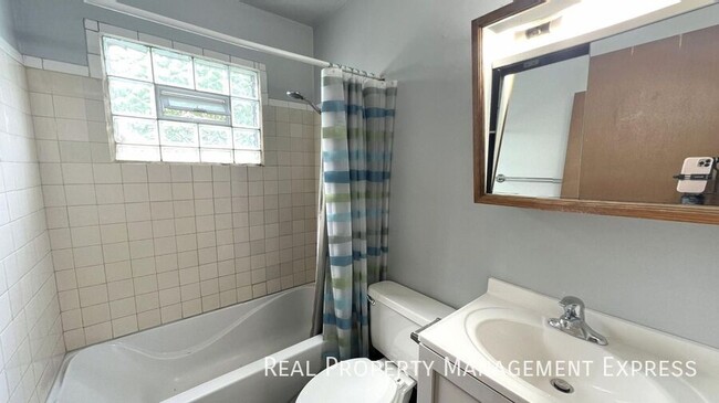 Building Photo - 1 Month Free Rent; 2 Bedroom Apartment loc...