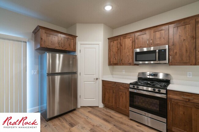 Building Photo - Spacious 4 Bedroom Townhome in Hurricane Heights!