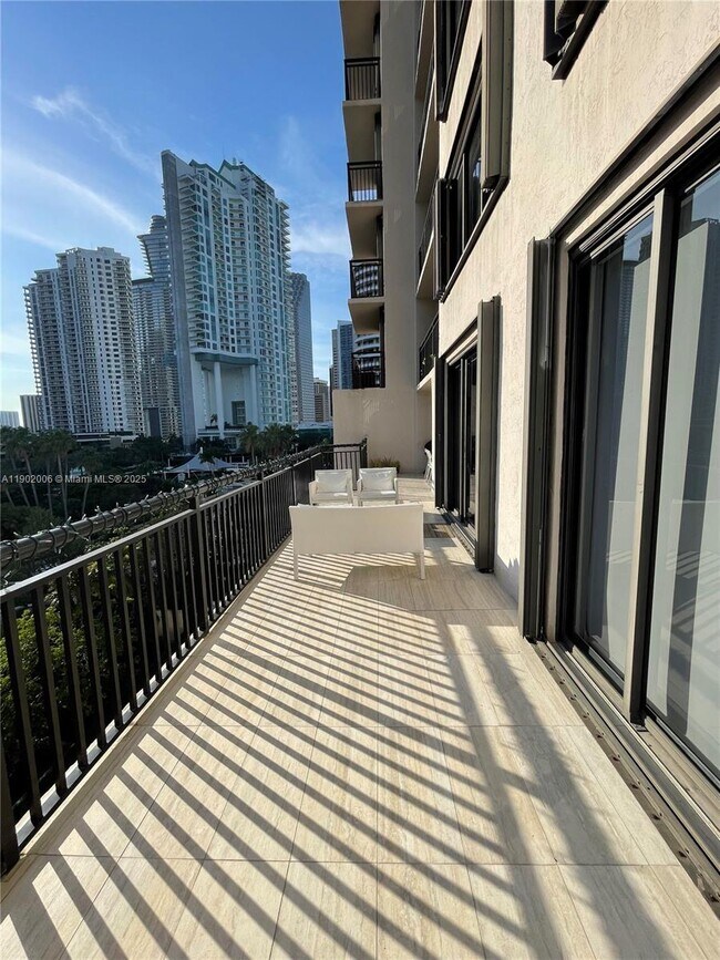 Building Photo - 540 Brickell Key Dr